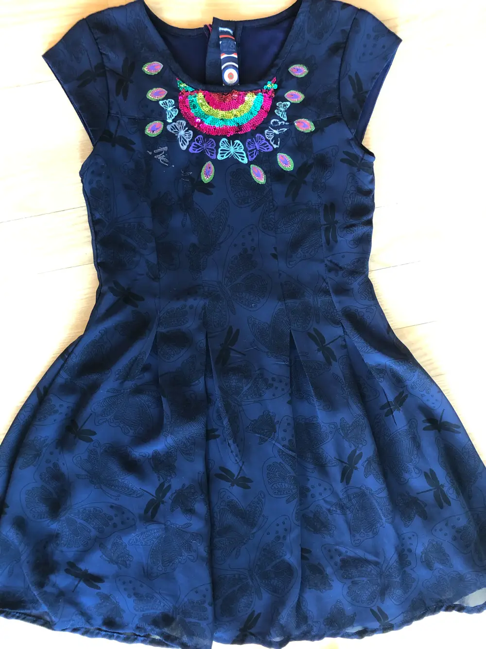 Køb Desigual kjole i størrelse 128 af Maja på · Shop secondhand til børn, mor og bolig
