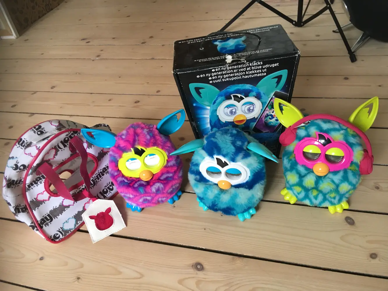 Furby Furby med taske og af Rikke på · Shop secondhand til børn, mor og bolig