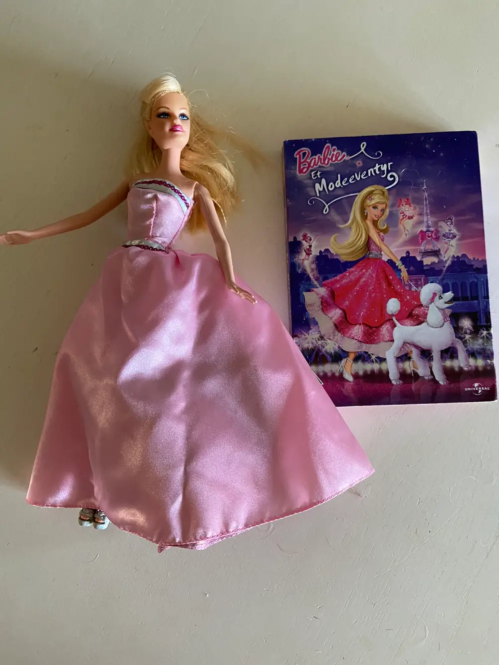 Køb Barbie Barbie dukke med DVD Mavhys på Reshopper · secondhand børn, mor og bolig