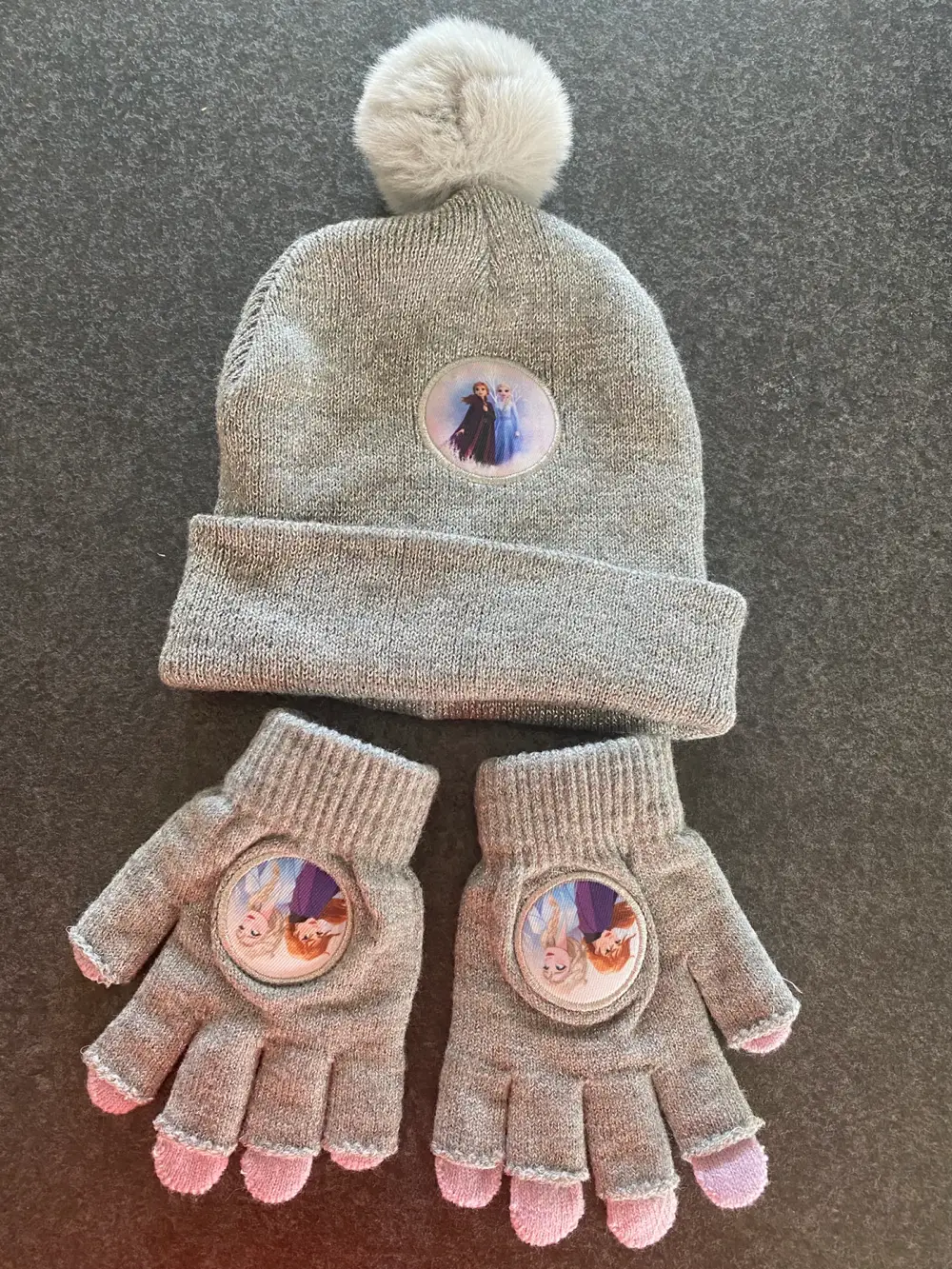 Modsigelse skrubbe anden Køb Disney frost frozen Handsker hue i størrelse 104 af Nicoline på  Reshopper · Shop secondhand til børn, mor og bolig