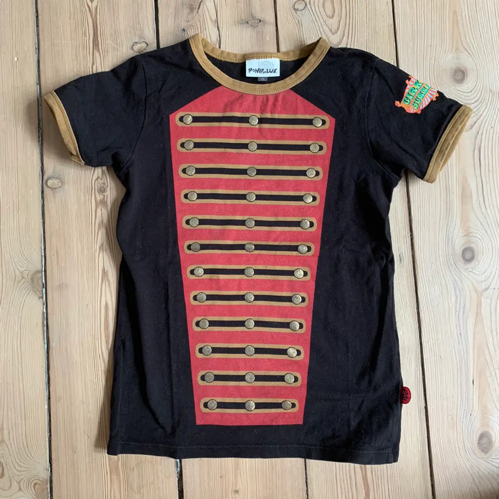 Køb summarum Pomp de Lux T-Shirt sort Cirkus summarum i størrelse 116 af Britt på Reshopper · Shop secondhand til børn, mor og bolig