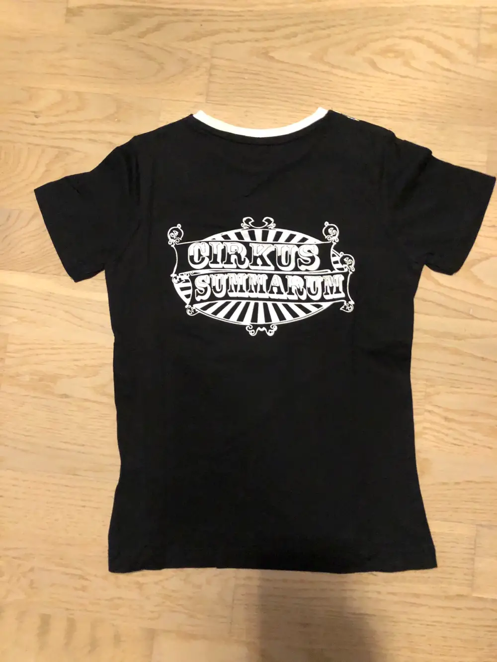 name it Cirkus Summarum t-shirt i størrelse 110 af Lilian på · Shop secondhand til børn, mor og bolig