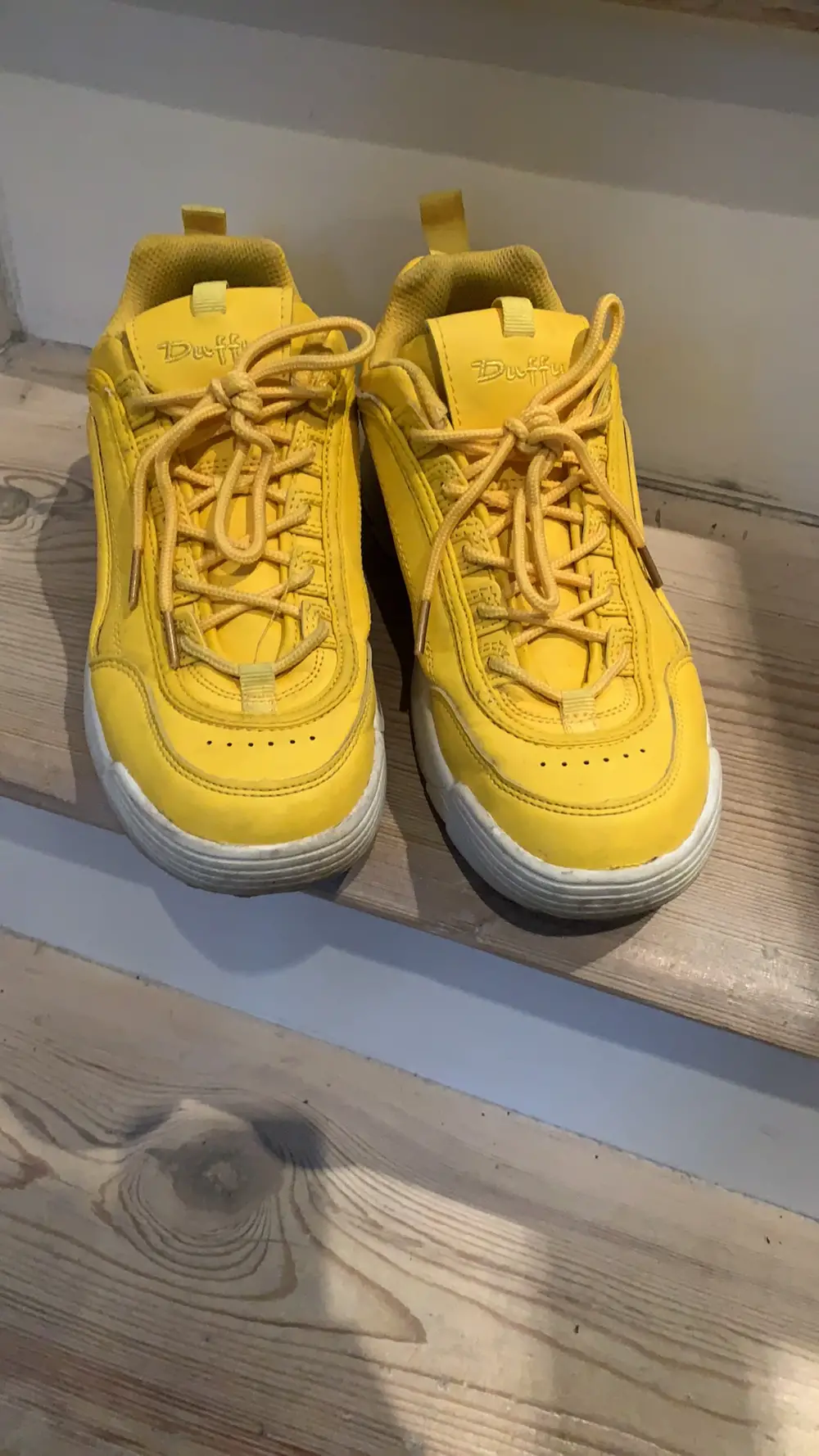 Køb Duffy gule sneakers i størrelse 37 af Anja Reshopper · Shop secondhand til børn, mor og bolig
