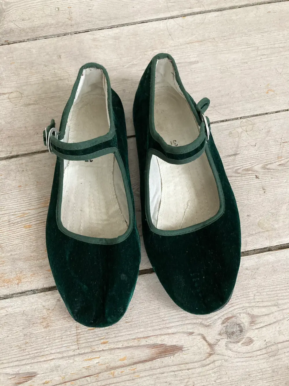 Køb Kina sko Kinasko i størrelse 37 af Anne-Louise på Reshopper · Shop secondhand børn, mor og bolig