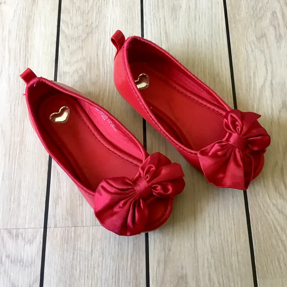 Køb H&M Røde sko m slø i størrelse 28 af Dorthe på Reshopper · Shop secondhand til børn, og