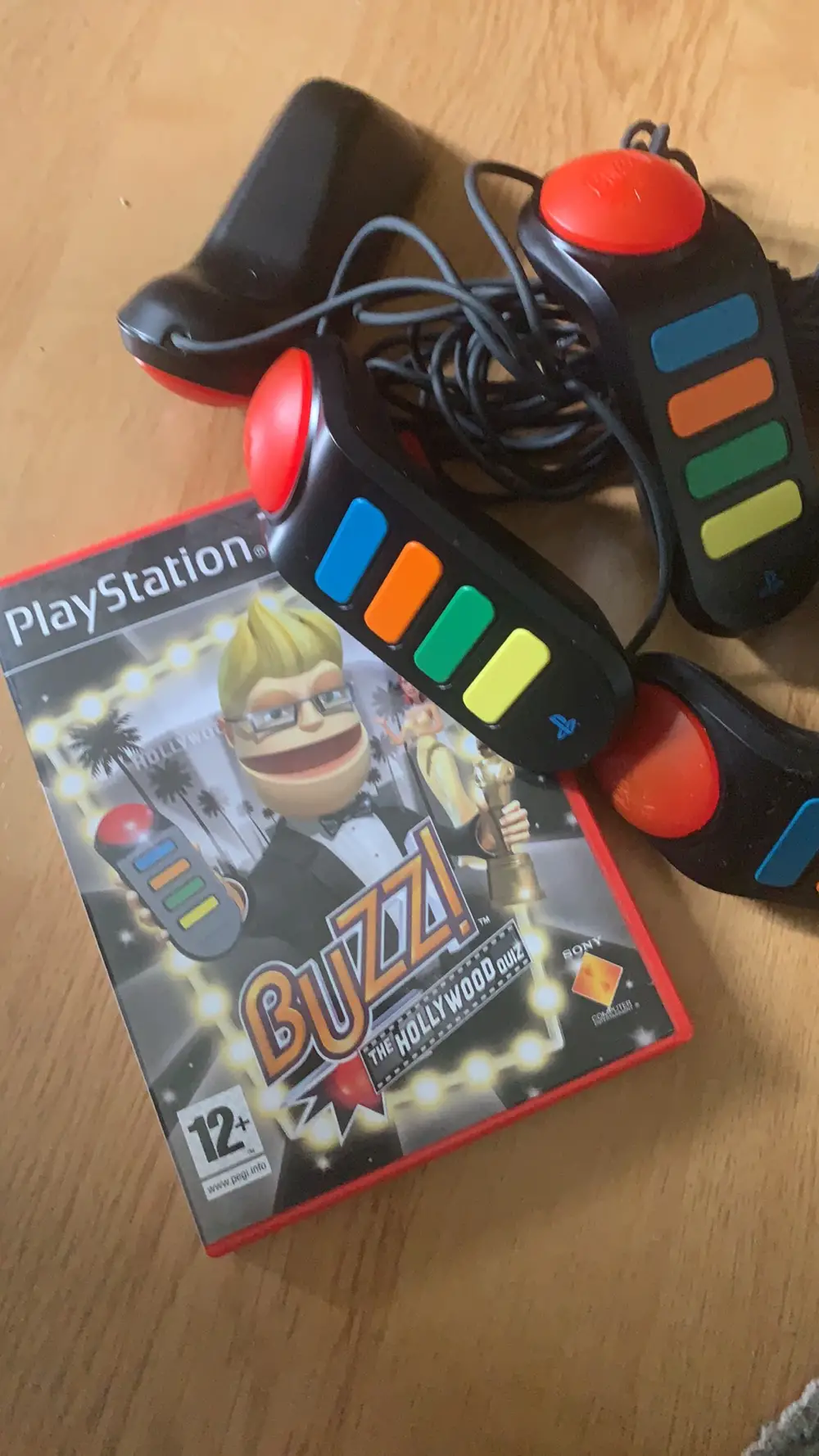 Køb Playstation 2 spil Buzz spil til ps2 m/ buzz knap af Lykke Reshopper · Shop secondhand til børn, mor og bolig