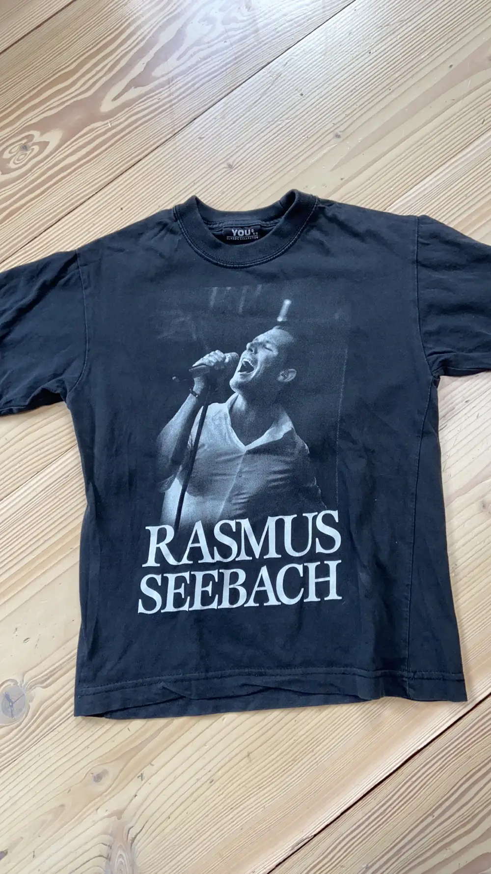 Forbrydelse transportabel Stjerne Køb Rasmus Seebach T-shirt i størrelse 116 af Maja på Reshopper · Shop  secondhand til børn, mor og bolig