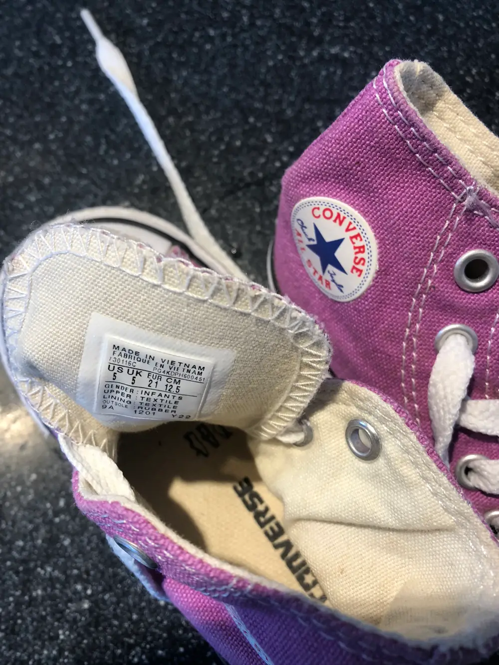 Køb Converse sko i 21 af Mie Reshopper · secondhand til børn, mor bolig