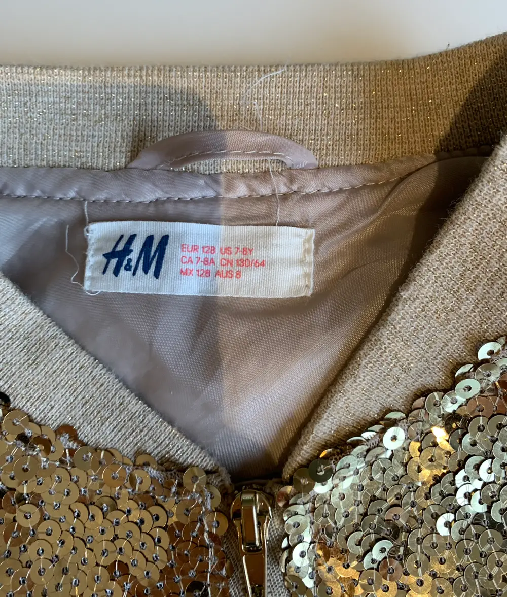 Køb Paillet jakke H&M Paillet i størrelse 128 af Heidi på Reshopper · Shop secondhand børn, mor og bolig