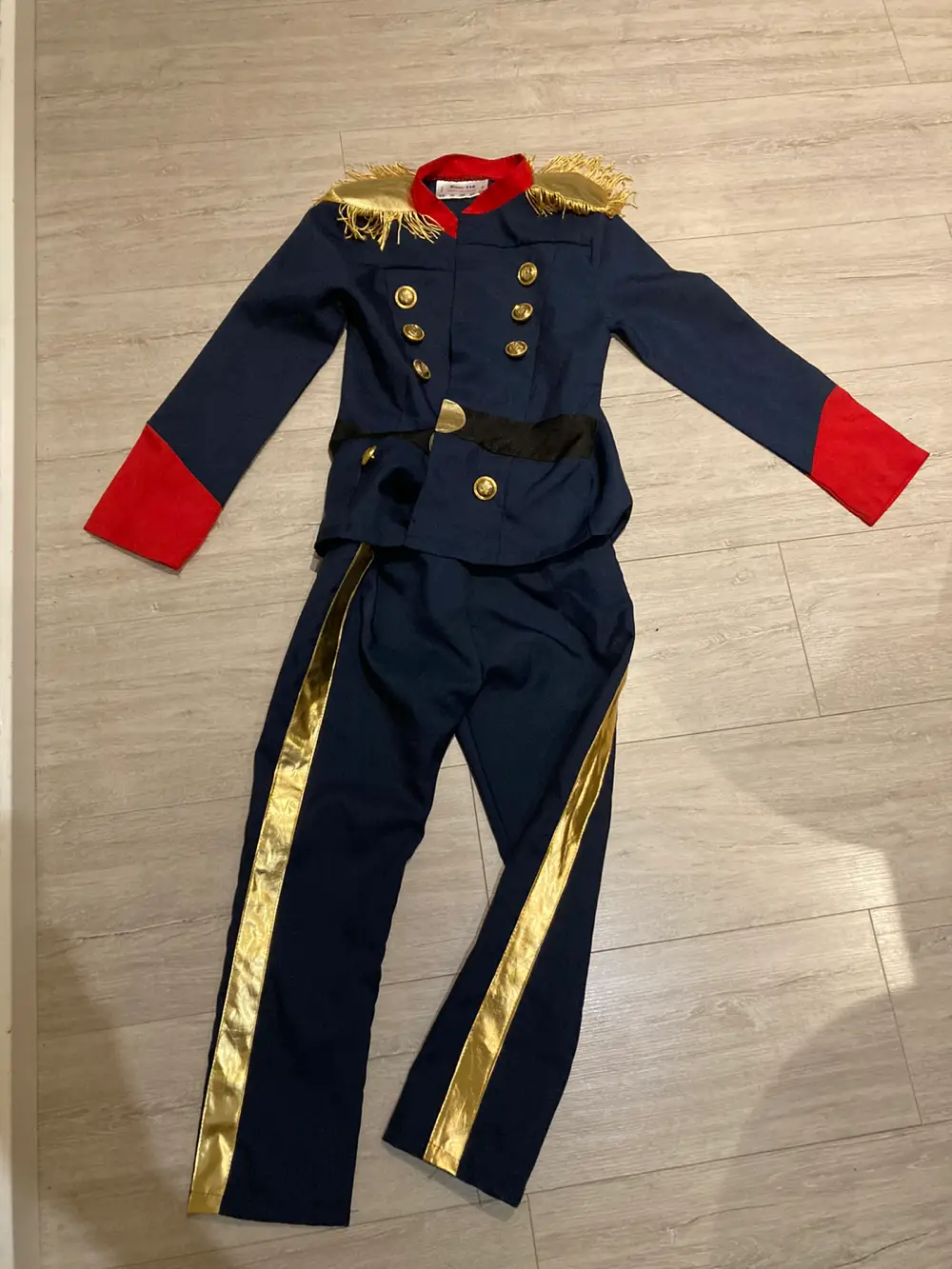 Køb Soldat kostume i størrelse 116 Eline på Reshopper · Shop secondhand til børn, mor og bolig