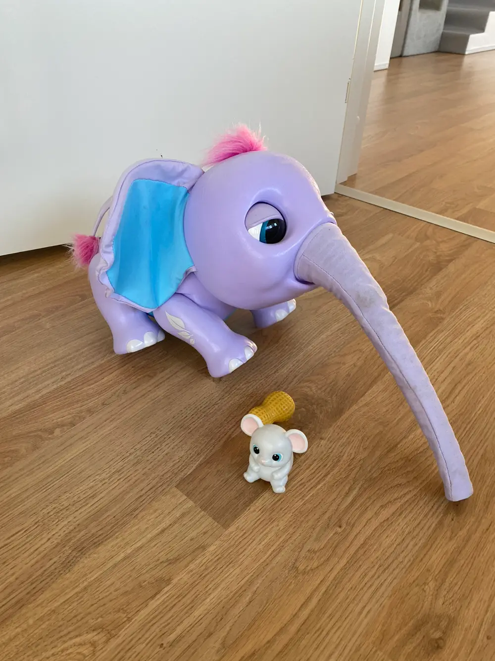 Formode Kæledyr Asser Køb Juno Interaktiv baby elefant af Line på Reshopper · Shop secondhand til  børn, mor og bolig