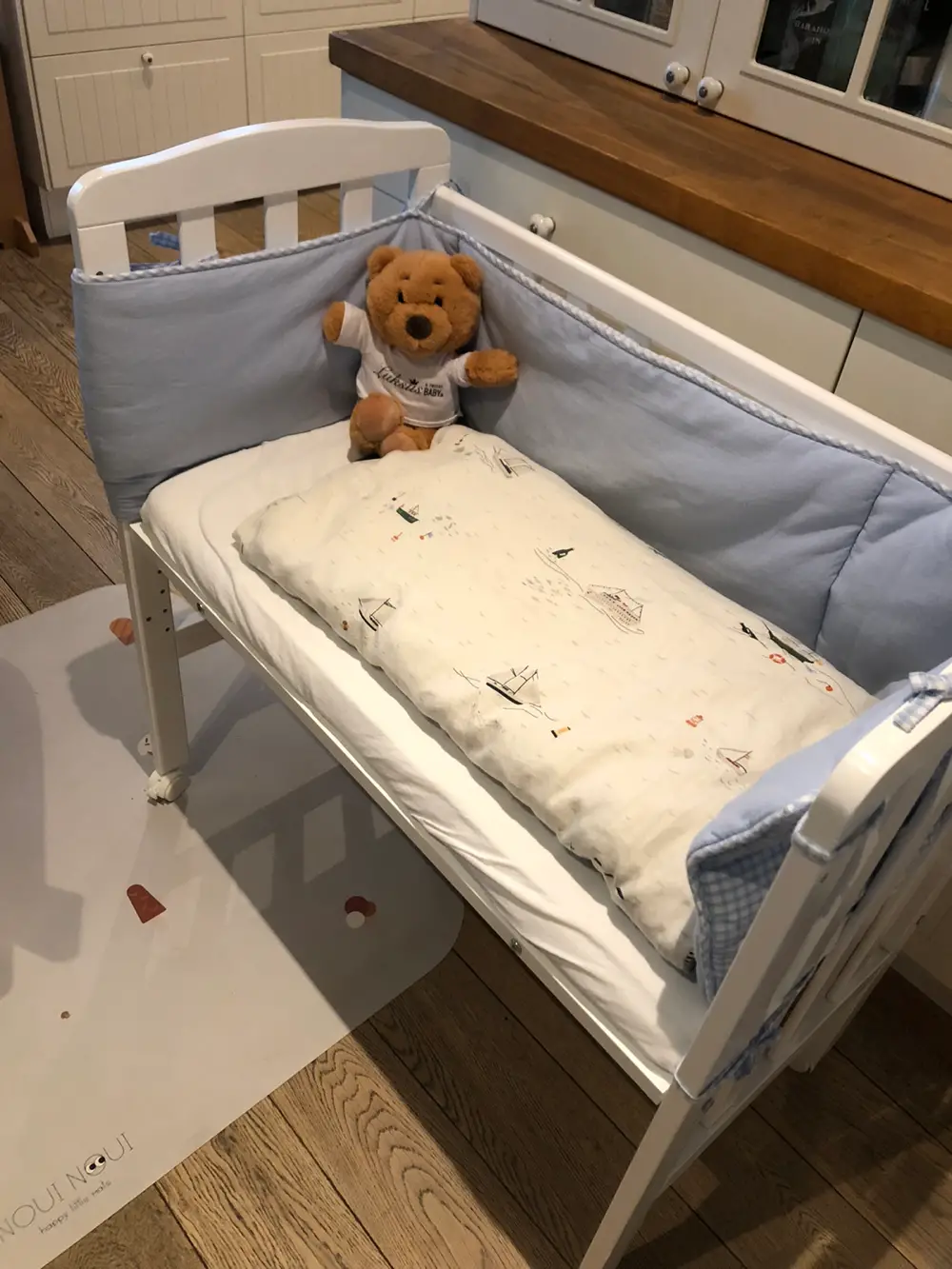 Jly bedside outlet crib