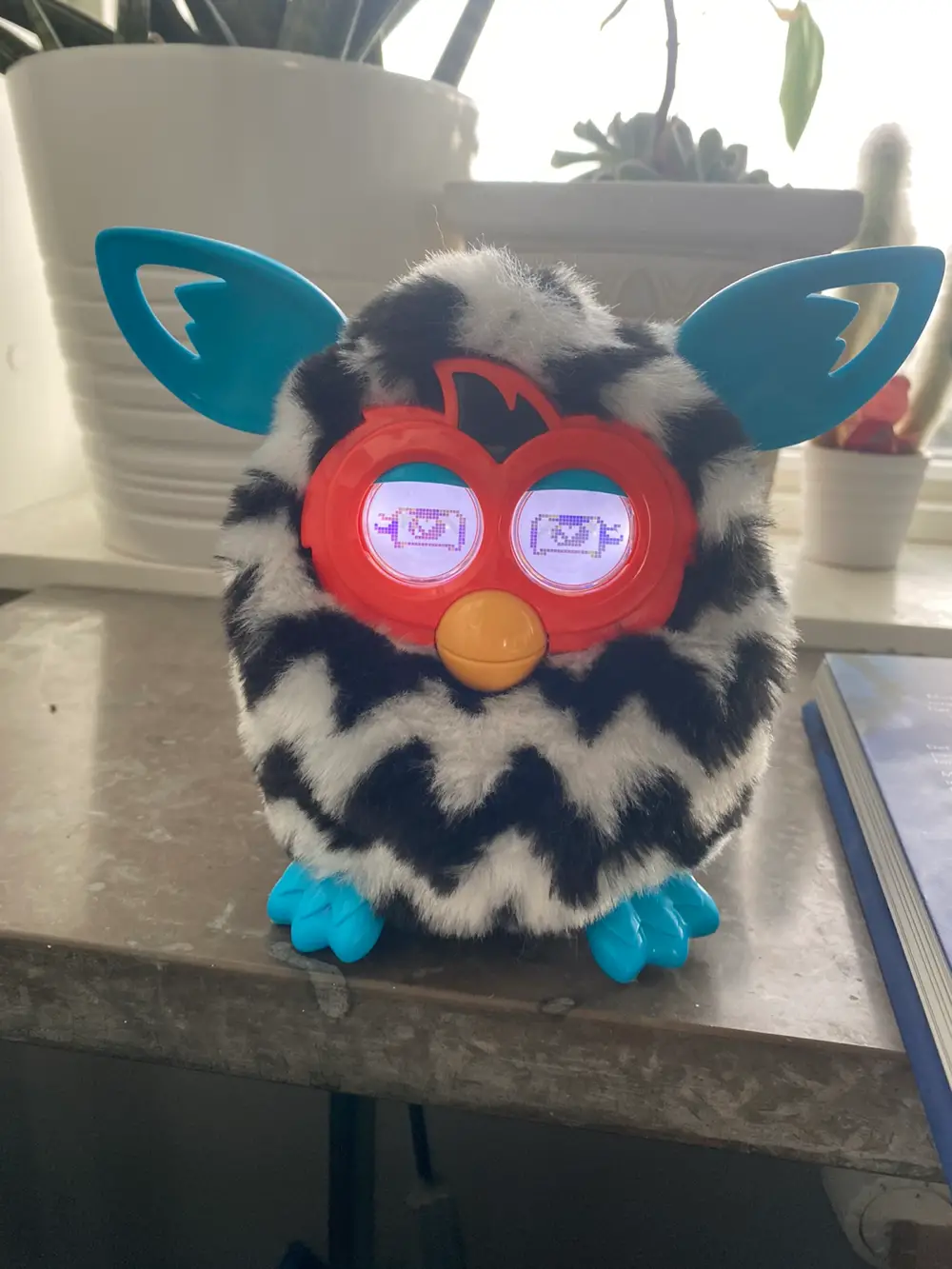 Furby Furby med taske og af Rikke på · Shop secondhand til børn, mor og bolig