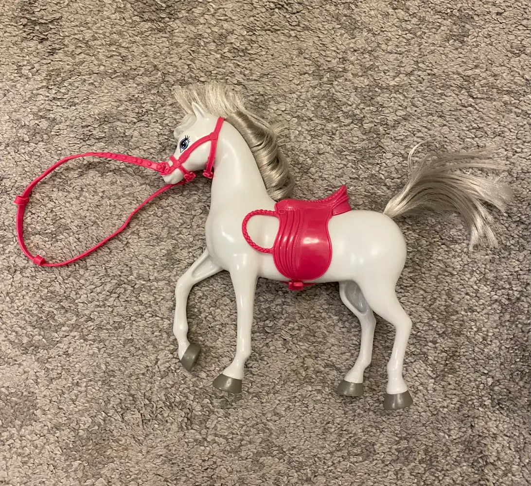 Barbie hestevogn og hest af Birgitte på · Shop secondhand til børn, mor og bolig