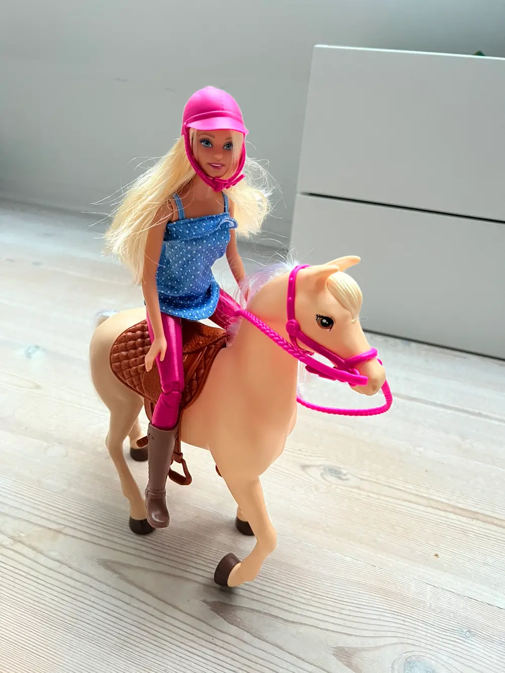 Køb Barbie Hest af Janne på Reshopper · Shop secondhand mor og bolig