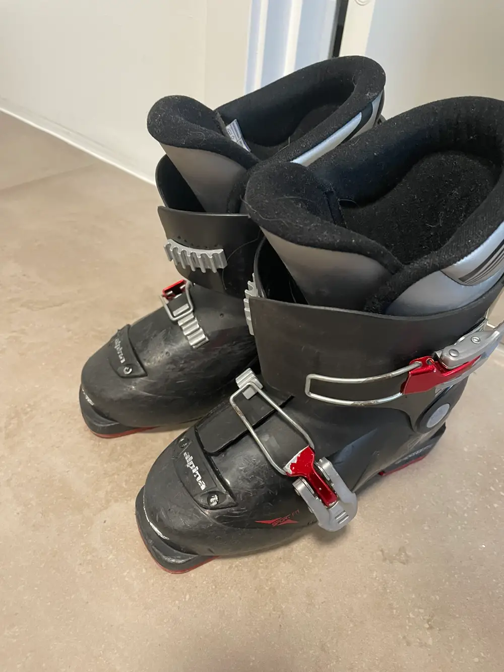 ru Procent Beroligende middel Køb Atomic & Alpina Ski med skistøvler af Mette på Reshopper · Shop  secondhand til børn, mor og bolig