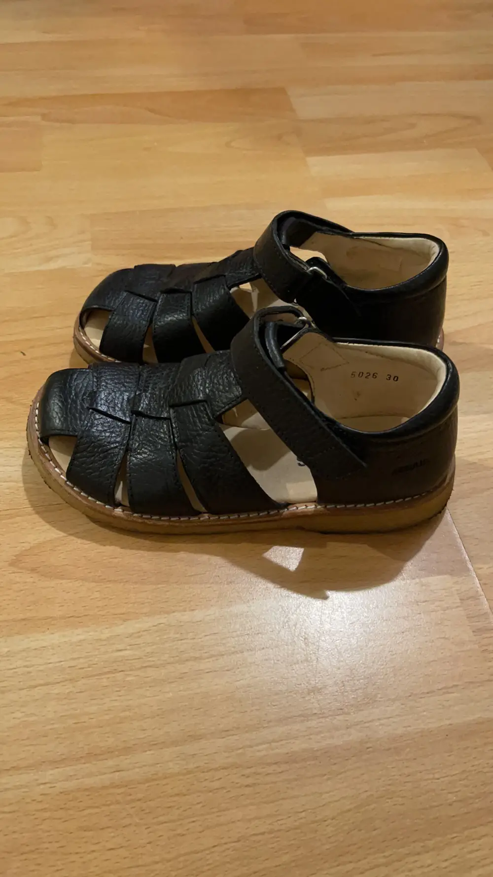 Køb ANGULUS Sandaler i størrelse 30 af Mette på · Shop secondhand til børn, mor og bolig