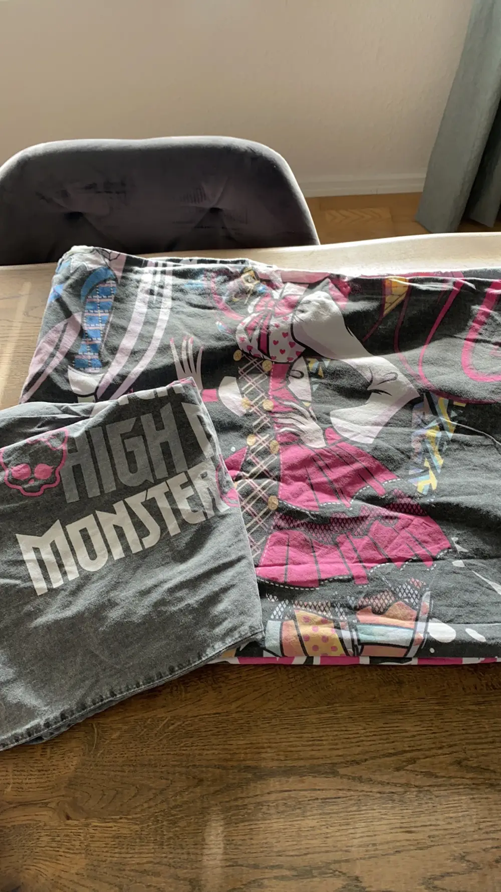 Køb Monster High Sengesæt til dyne og pude af Jeanne på Reshopper · Shop secondhand til børn, mor og