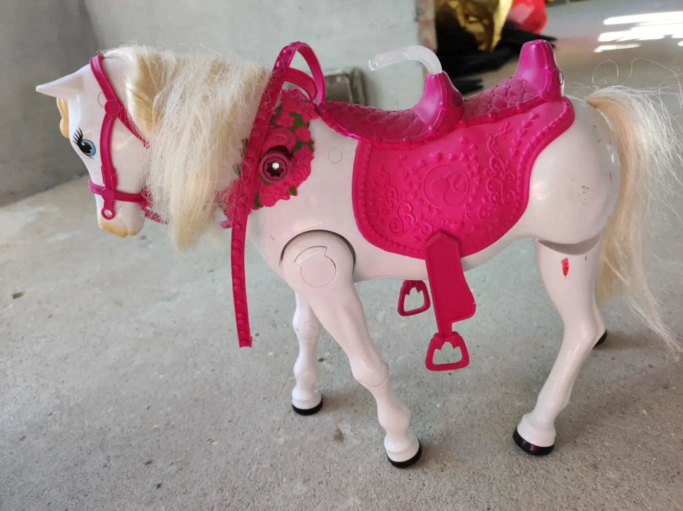 Køb Barbie med gående hest af Mette på Reshopper · Shop secondhand børn, mor bolig