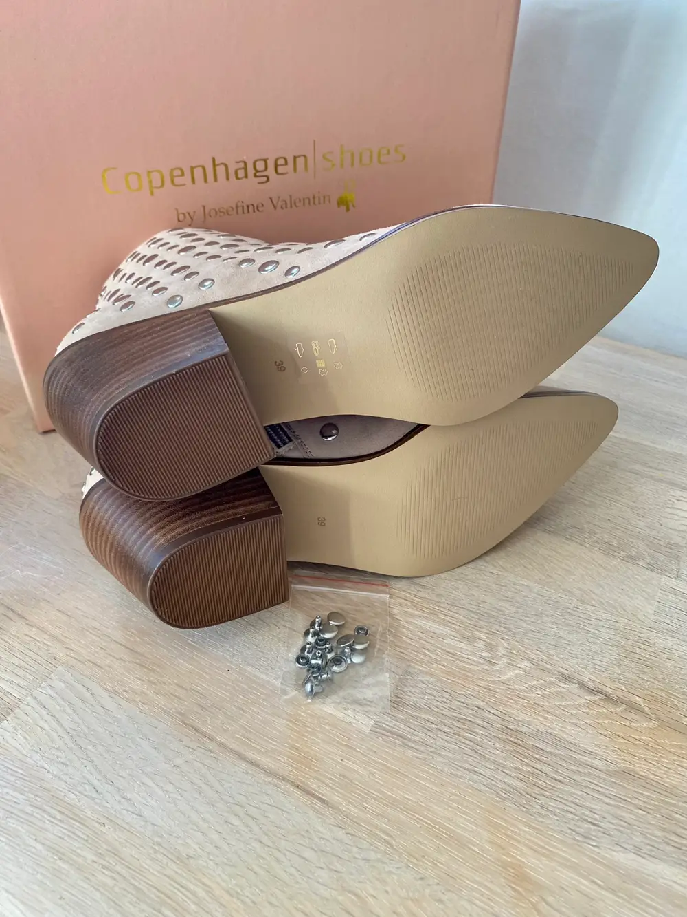 Køb Copenhagen shoes Nye støvler i størrelse 39 af Lærke på Reshopper · Shop til børn, mor og bolig