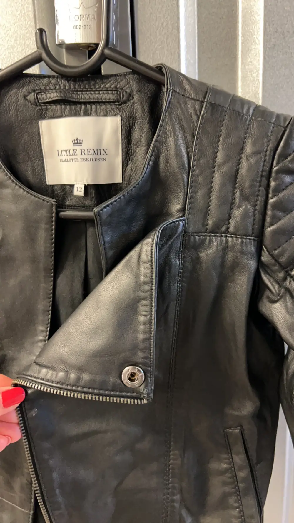 Køb Little Ægte læder jakke i størrelse 140 på Reshopper · Shop secondhand til børn, mor og bolig