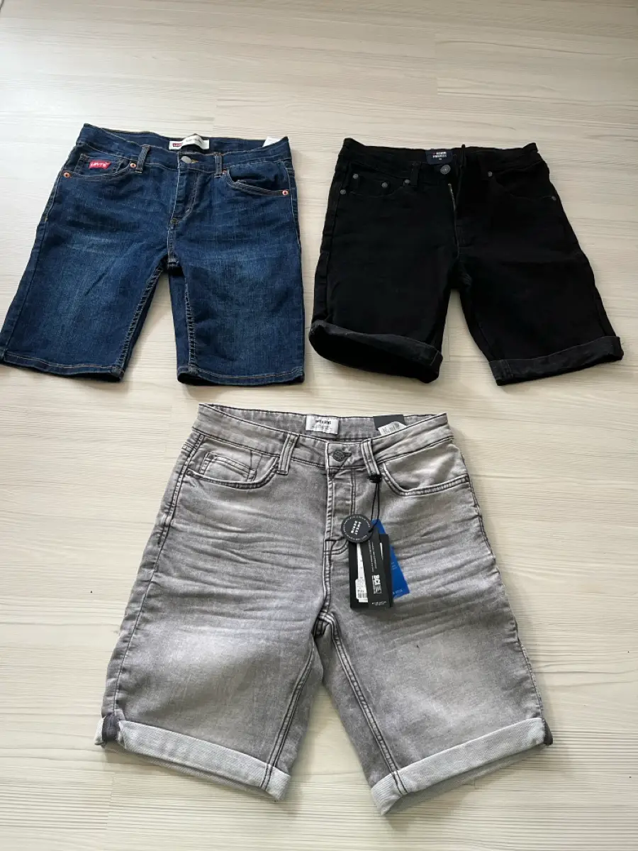 Køb LEVIS Shorts fra Nevin G på Reshopper