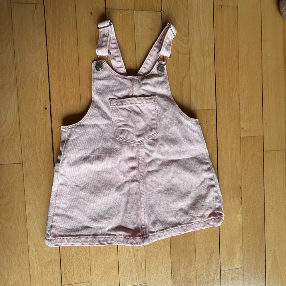 Kb ZARA Pink denim dress fra Stefani Y p Reshopper