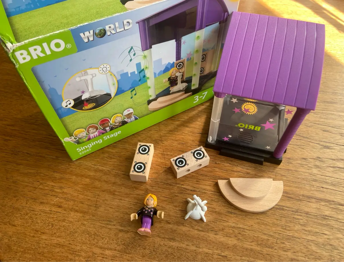 BRIO – Escenario Para Cantante Con Luces Y Sonido (33945)